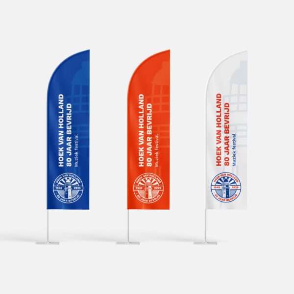 Een set van drie beachflags, in het blauw, oranje en wit. Met een logo van een vuurtoren onderop en de tekst "Hoek van Holland, 80 jaar bevrijd".