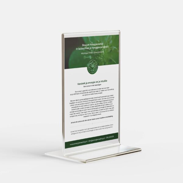 Een advertentieflyer voor een zelfpromotie van een bedrijf, gepresenteerd in een transparante houder.