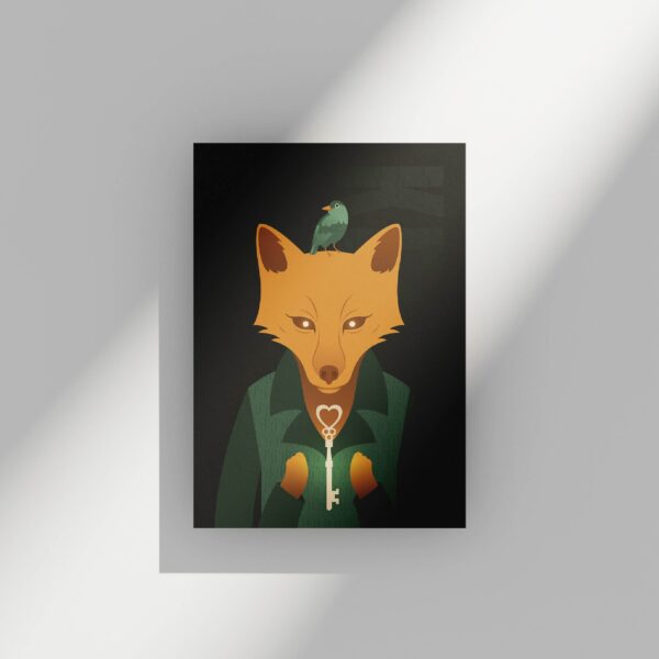 Een kaart met een illustratie van een vos, vergezeld door een vogel en een sleutel. De illustratie is vormgegeven in donkere kleuren.