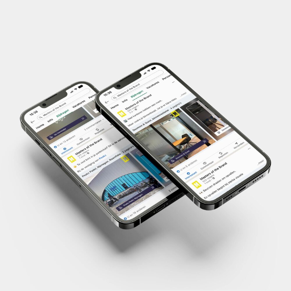 Twee iPhones waarop een LinkedIn-feed met diverse posts wordt weergegeven.