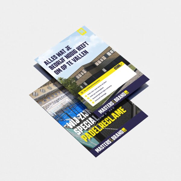 De voorzijden van twee promotionele A5-flyers voor een signing bedrijf, vormgegeven met opvallende visuals, sterke typografie en korte informatieve teksten over binnen, buiten en padelreclame.